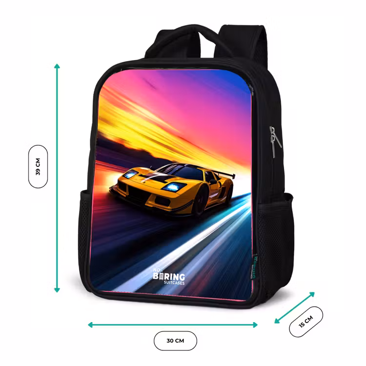 Gele raceauto bij kleurrijke zonsondergang Rugzak - Zwart middel -productfoto_formaten