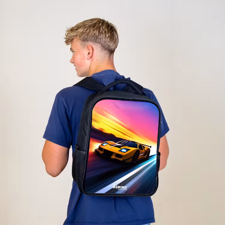 Gele raceauto bij kleurrijke zonsondergang Rugzak - Zwart middel -sfeer8