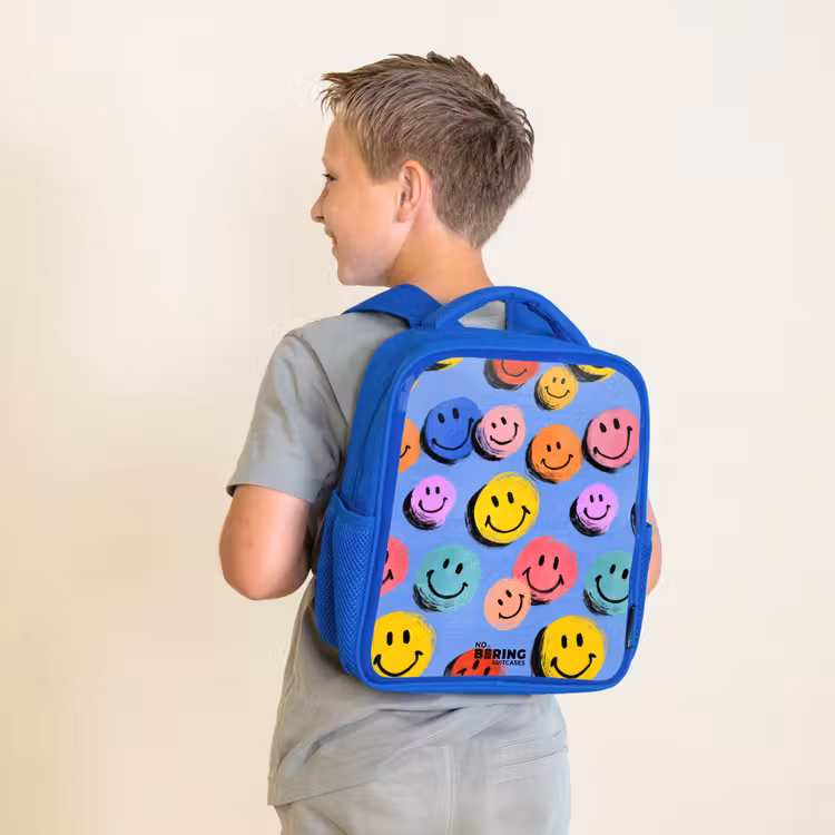 Een speels en kunstzinnig patroon van kleurrijke smileys Kinderrugzak - Blauw middel -sfeer2