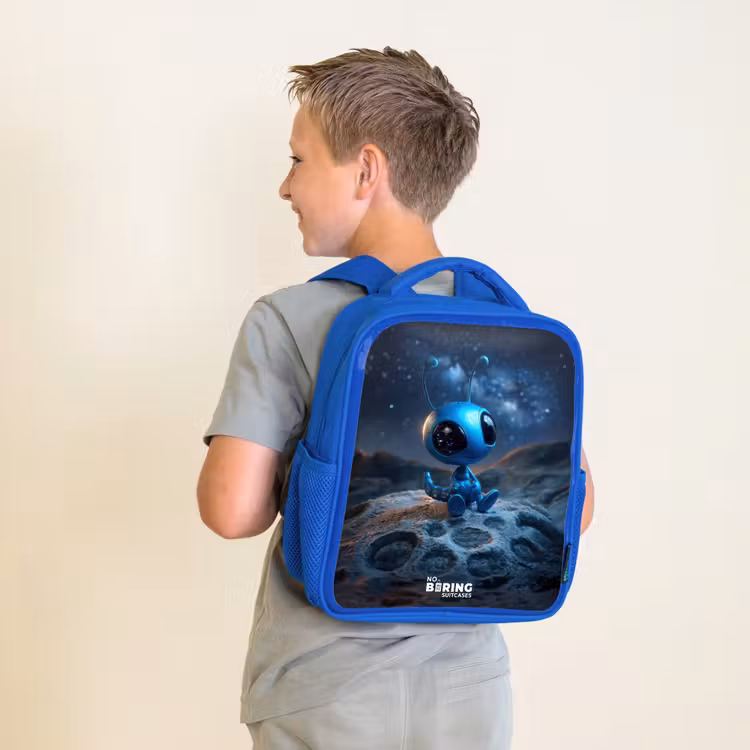 Blauw buitenaards wezentje onder sterrenhemel Kinderrugzak - Blauw middel -sfeer2