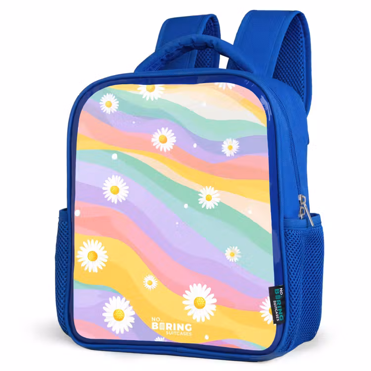 Madeliefjes op regenboogachtergrond Kinderrugzak - Blauw middel -schuin