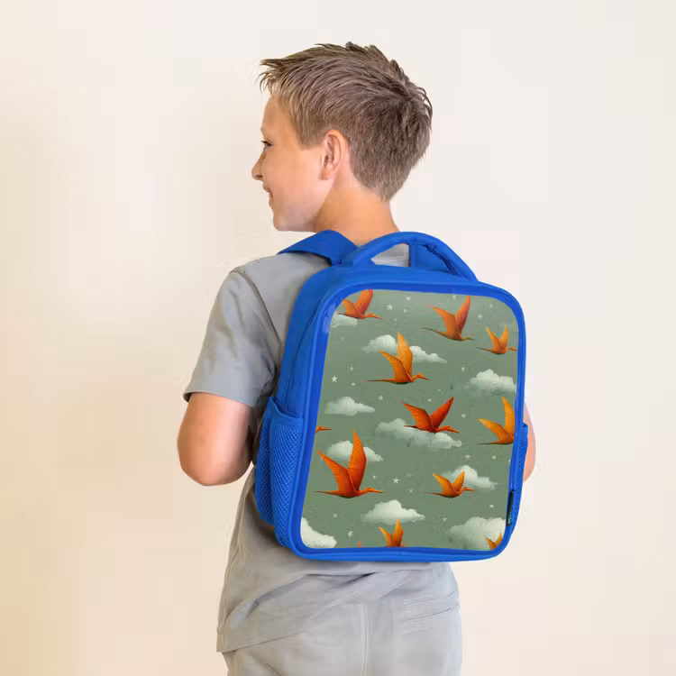 Dinosaurussen - Wolken - Sterren - Oranje Kinderrugzak - Blauw middel -sfeer2