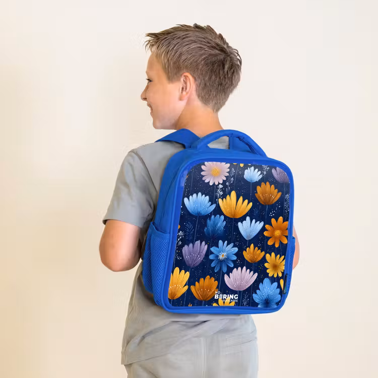 Bloemen op een donkerblauwe achtergrond Kinderrugzak - Blauw middel -sfeer2