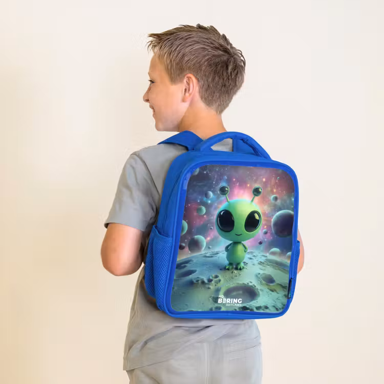 Groen buitenaards wezentje op maanlandschap Kinderrugzak - Blauw middel -sfeer2