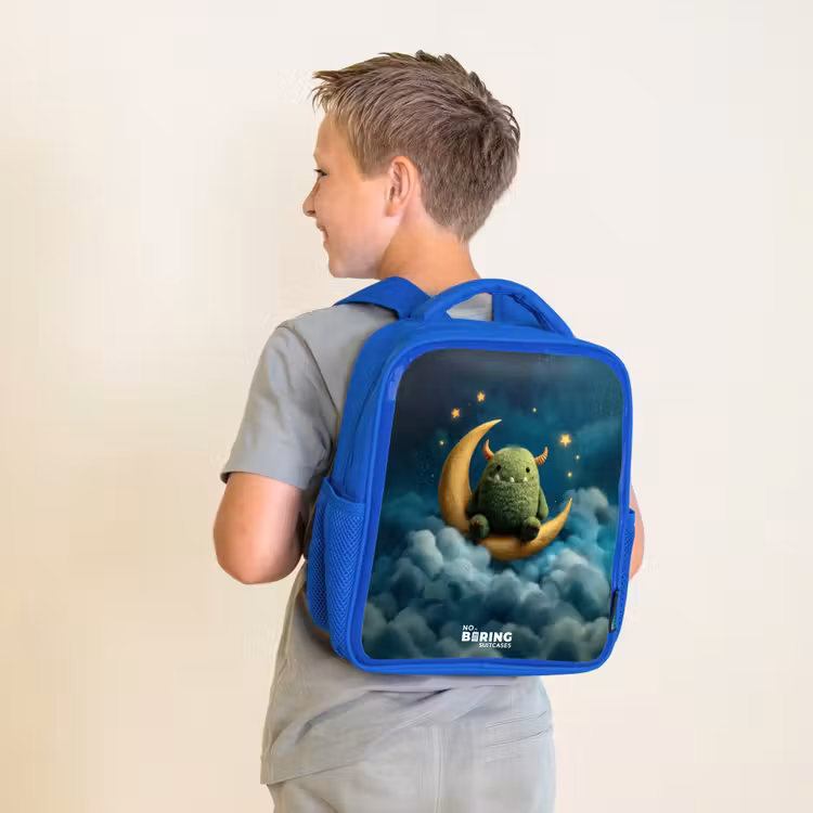 Groen monster op maansikkel Kinderrugzak - Blauw middel -sfeer2