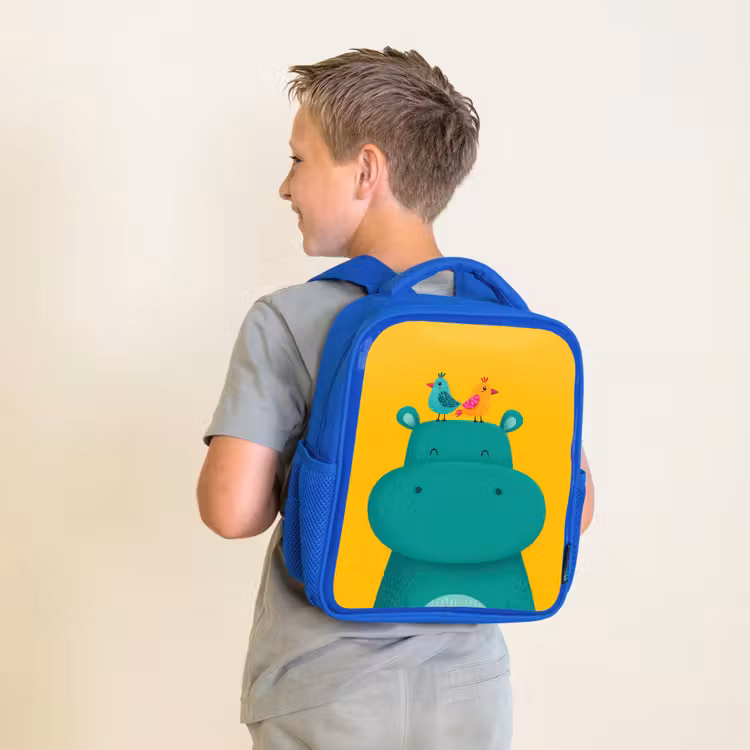 Nijlpaard - Vogels - Groen - Geel Kinderrugzak - Blauw middel -sfeer2