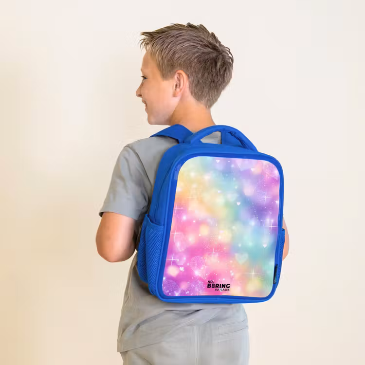 Licht - Regenboog - Hartjes Kinderrugzak - Blauw middel -sfeer2
