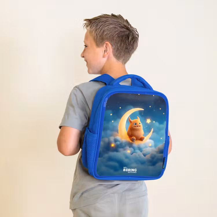 Oranje monster op maansikkel Kinderrugzak - Blauw middel -sfeer2