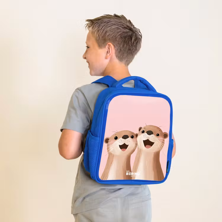 Otters - Lachen - Roze - Illustratie Kinderrugzak - Blauw middel -sfeer2