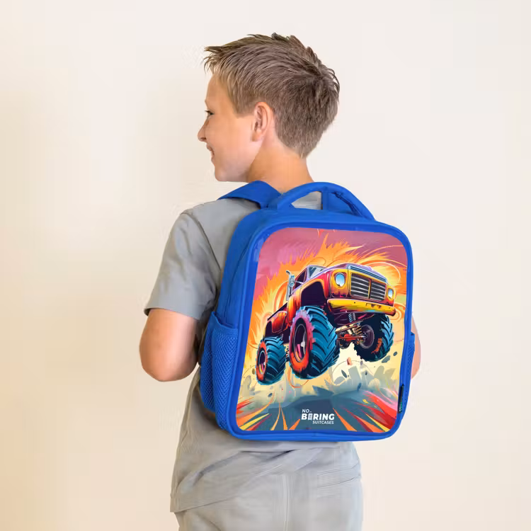 Roze Monstertruck Vliegt over het Asfalt Kinderrugzak - Blauw middel -sfeer2