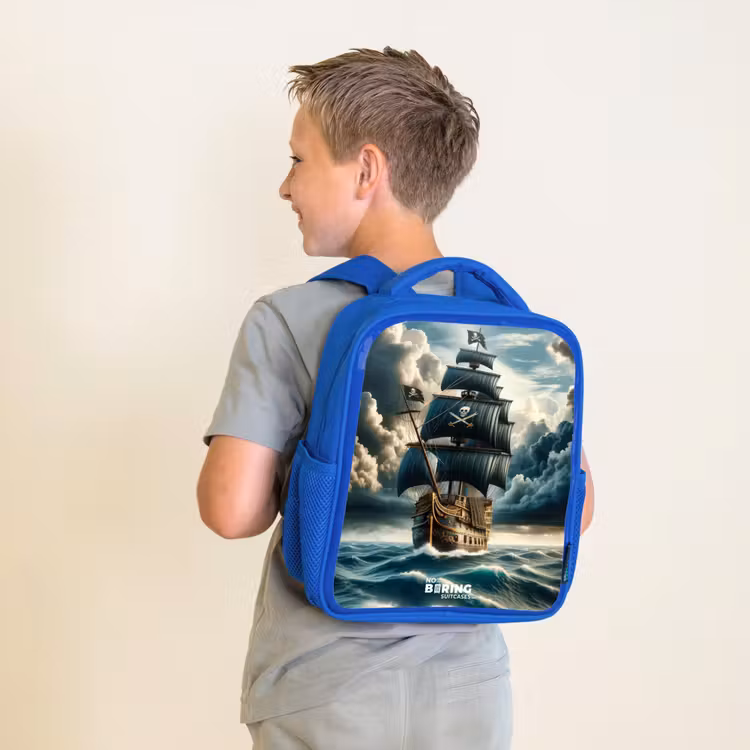 Piratenschip op een woeste zee Kinderrugzak - Blauw middel -sfeer2