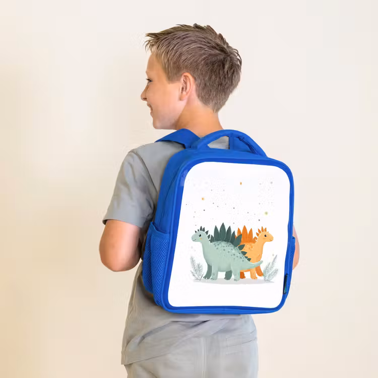 Planten - Sterren - Dinosaurussen - Oranje Kinderrugzak - Blauw middel -sfeer2
