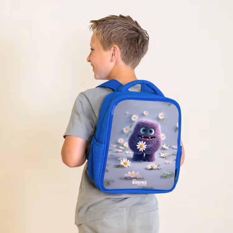 Paars Pluizig Vriendje met Madelief Kinderrugzak - Blauw middel -sfeer2