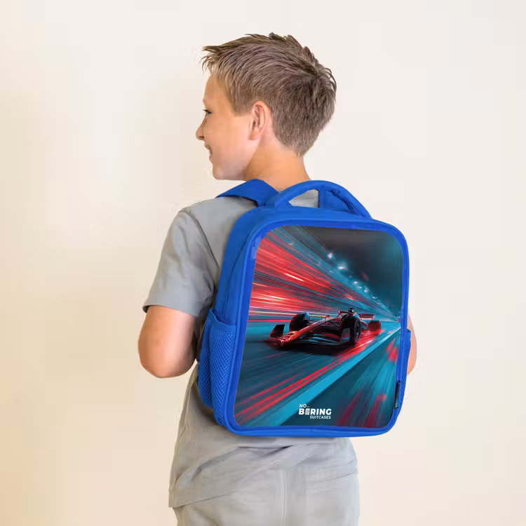 Raceauto - Baan - Neon - Verlichting Kinderrugzak - Blauw middel -sfeer2