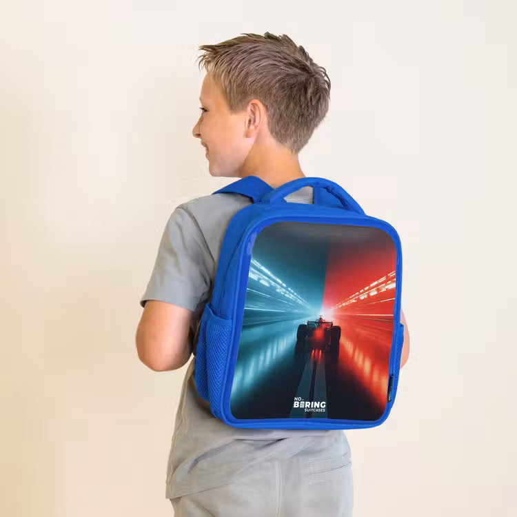 Baan - Raceauto - Neon - Rood Kinderrugzak - Blauw middel -sfeer2