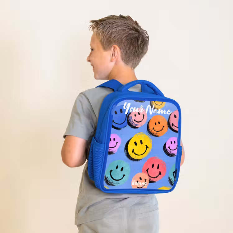 Een speels en kunstzinnig patroon van kleurrijke smileys Kinderrugzak - Blauw middel -sfeer2