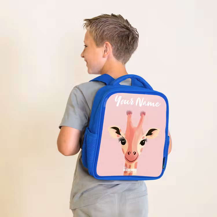 Giraffe - Wimpers - Minimalistisch - Roze Kinderrugzak - Blauw middel -sfeer2