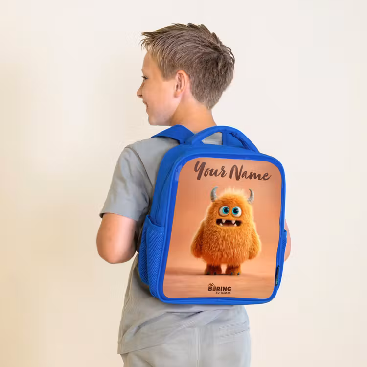 Oranje Pluizig Monster met Hoorns Kinderrugzak - Blauw middel -sfeer2