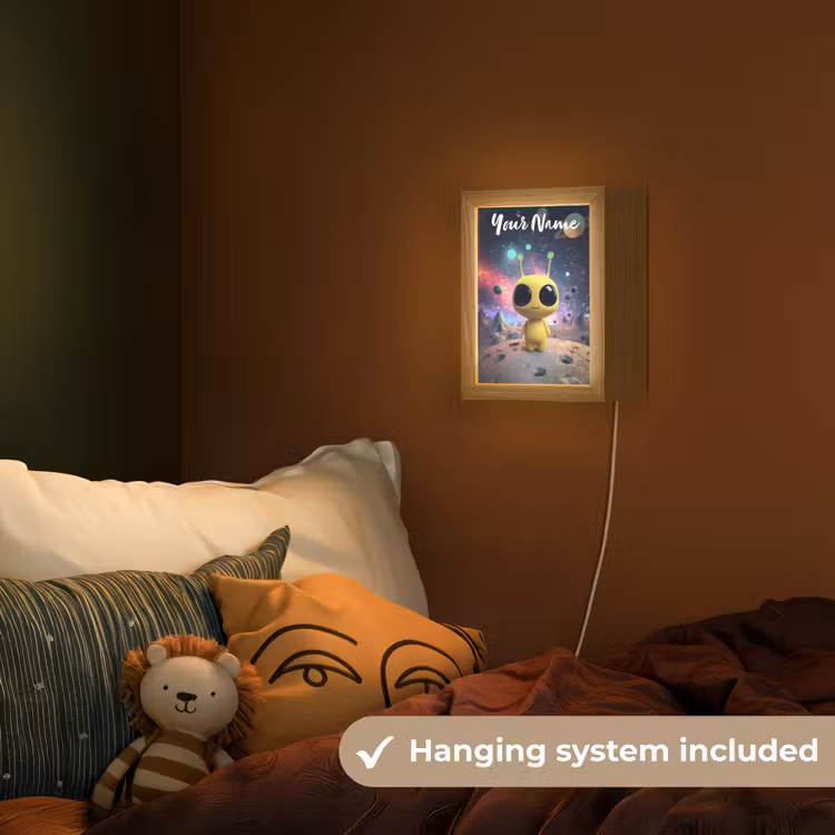 Alien - Ruimte - Geel - Planeten Light Box met kabel (Kinderlampje) klein -sfeer5_kind_EN