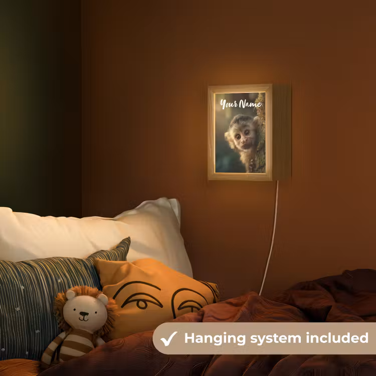 Aap - Boomstronk - Bruin Light Box met kabel (Kinderlampje) klein -sfeer5_kind_EN