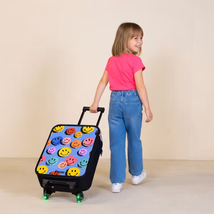 Een speels en kunstzinnig patroon van kleurrijke smileys Kinderkoffer - Zwart klein -sfeer1