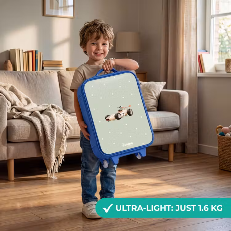 Beige retro raceauto op groene stippen achtergrond Kinderkoffer - Blauw klein -sfeer2_EN