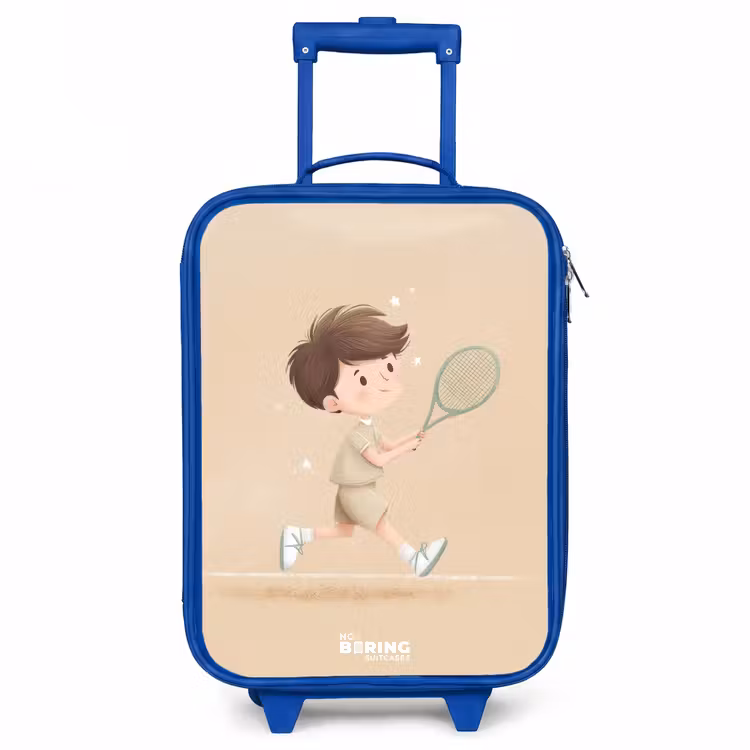 Jongen speelt tennis op zandkleurige achtergrond Kinderkoffer - Blauw klein -3d