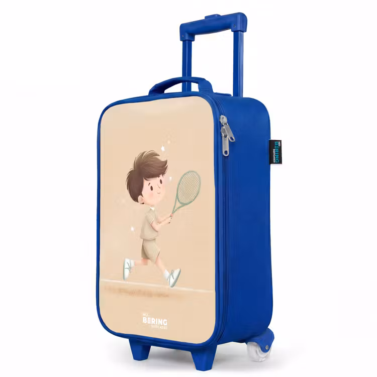 Jongen speelt tennis op zandkleurige achtergrond Kinderkoffer - Blauw klein -productfoto_schuin