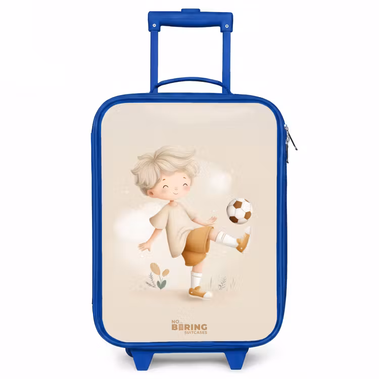 Jongen met een voetbal in beige kleuren Kinderkoffer - Blauw klein -3d