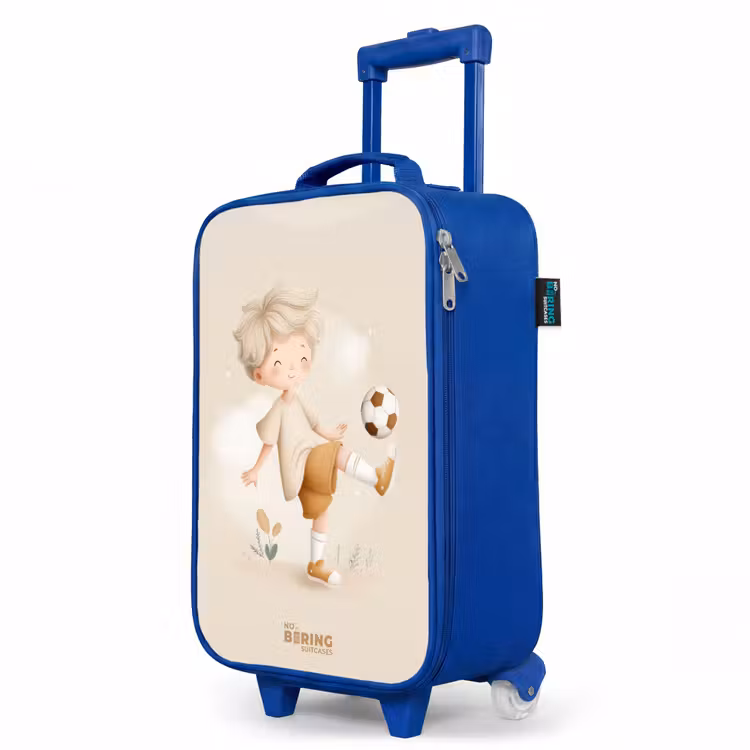 Jongen met een voetbal in beige kleuren Kinderkoffer - Blauw klein -productfoto_schuin