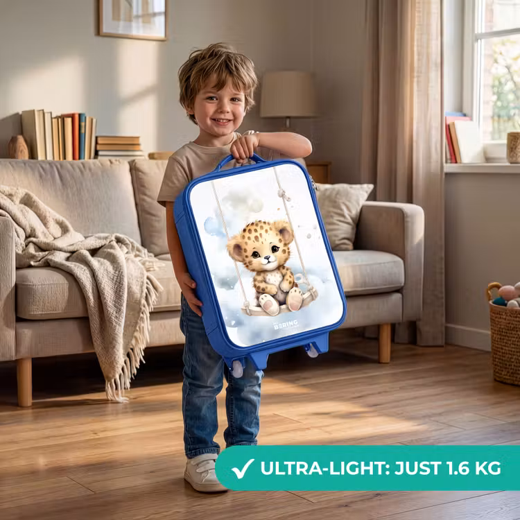 Cheeta welpje op een schommel in de wolken Kinderkoffer - Blauw klein -sfeer2_EN