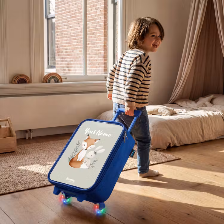 Vos en konijn omringd door groene blaadjes Kinderkoffer - Blauw klein -sfeer1