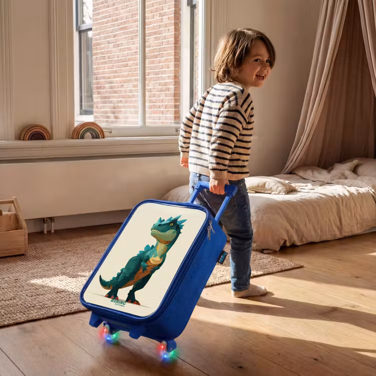 Gehoornde dino met scherpe blik Kinderkoffer - Blauw klein -sfeer1