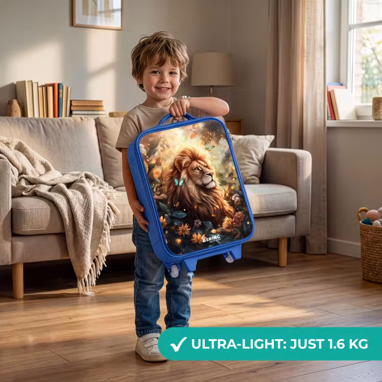 Leeuw met vlinders in bloemrijke jungle Kinderkoffer - Blauw klein -sfeer2_EN