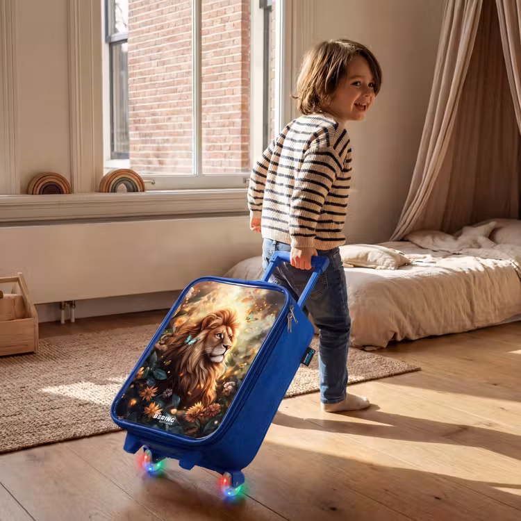 Leeuw met vlinders in bloemrijke jungle Kinderkoffer - Blauw klein -sfeer1