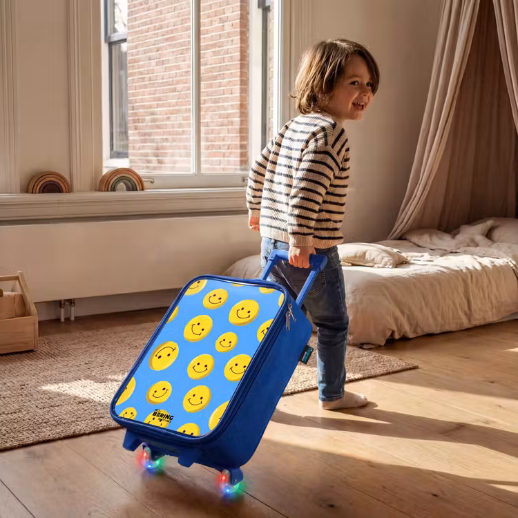 Vrolijke smileyregen Kinderkoffer - Blauw klein -sfeer1
