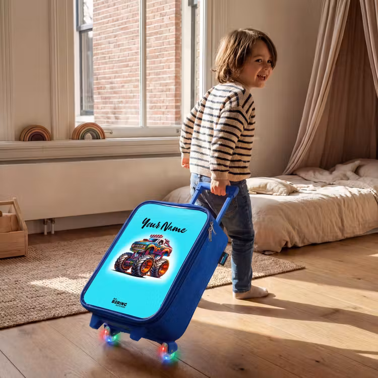 Monstertruck op Lichtblauwe Achtergrond Kinderkoffer - Blauw klein -sfeer1