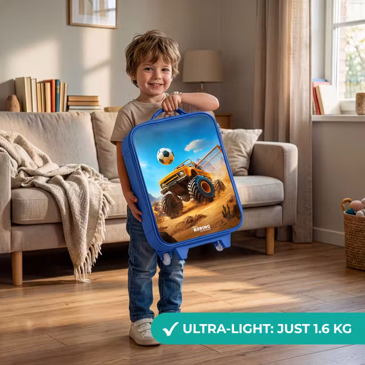 Monstertruck scoort goal in woestijnstadion Kinderkoffer - Blauw klein -sfeer2_EN