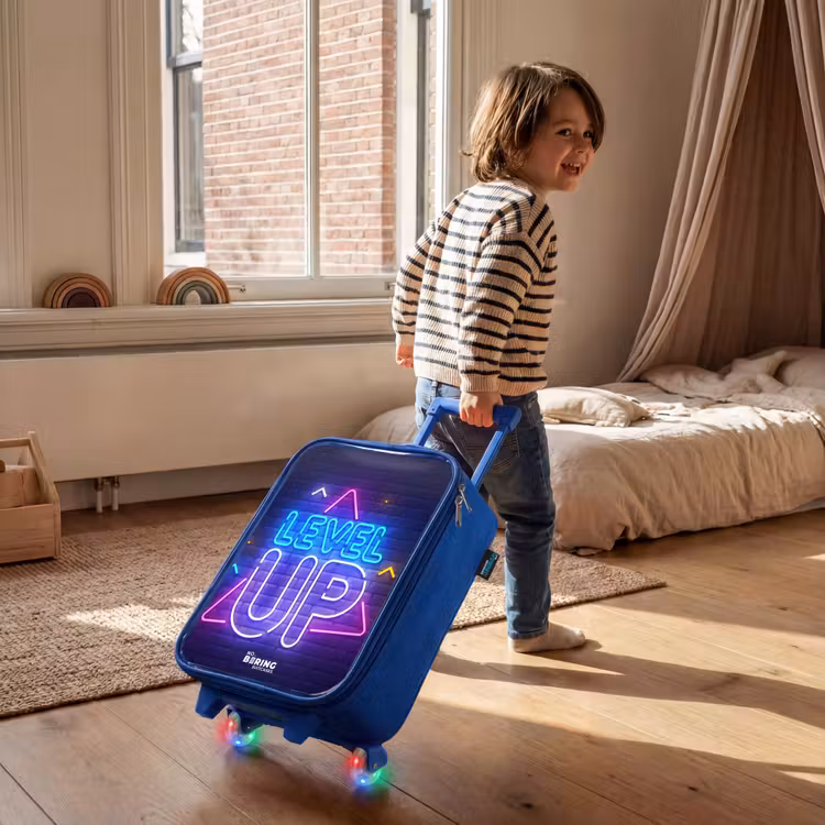 Neonletters op een bakstenen muur Kinderkoffer - Blauw klein -sfeer1
