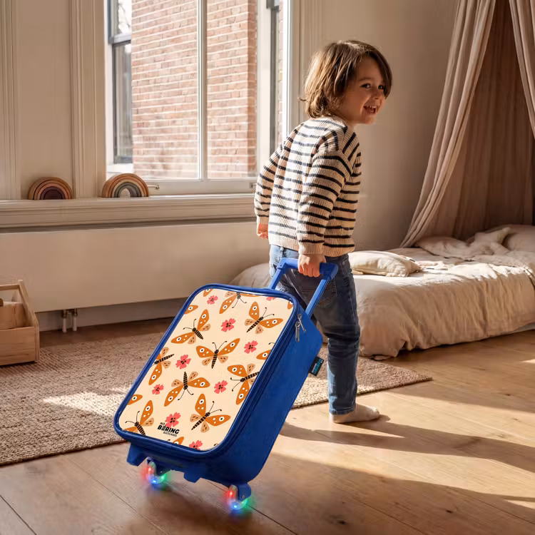 Oranje vlinders en roze bloemen op beige achtergrond Kinderkoffer - Blauw klein -sfeer1