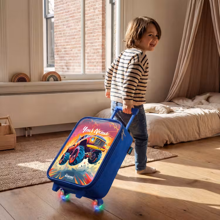 Roze Monstertruck Vliegt over het Asfalt Kinderkoffer - Blauw klein -sfeer1