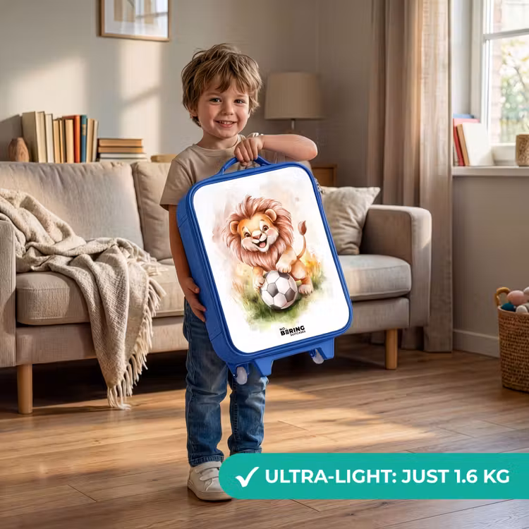 Speelse leeuw met voetbal op grasveld Kinderkoffer - Blauw klein -sfeer2_EN