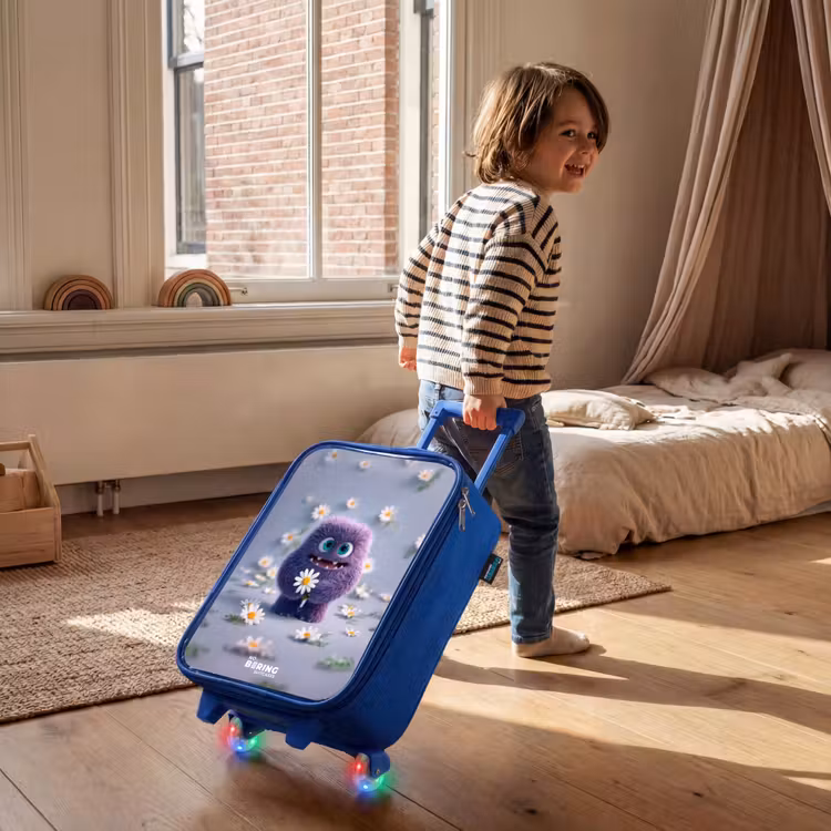 Paars Pluizig Vriendje met Madelief Kinderkoffer - Blauw klein -sfeer1