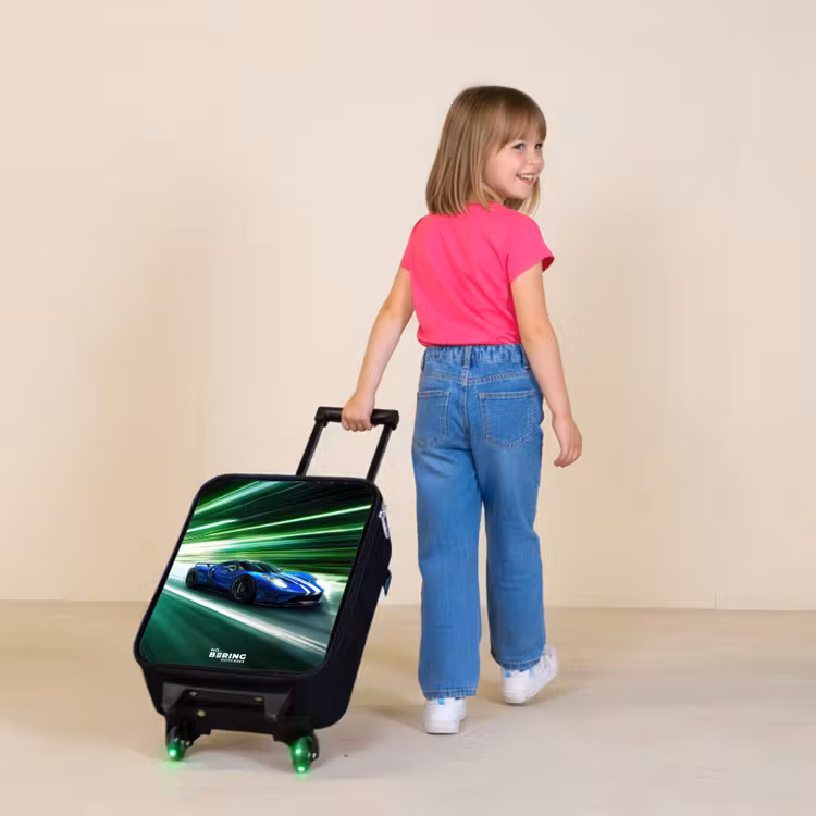 Blauwe raceauto met strepen in groene tunnel Kinderkoffer - Zwart klein -sfeer1