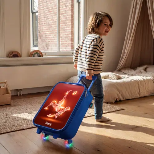 Rood gloeiende voetballer in actie Kinderkoffer - Blauw klein -sfeer1