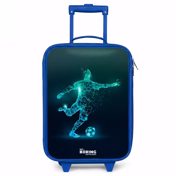 Voetballer trapt met kracht in digitale vorm Kinderkoffer - Blauw klein -3d