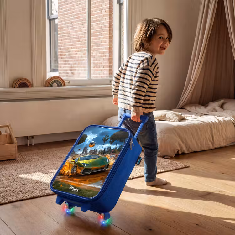 Sportauto knalt door voetbalveld met bal Kinderkoffer - Blauw klein -sfeer1