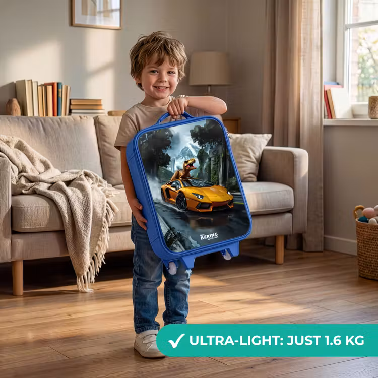T-Rex op oranje sportauto in regenachtig woud Kinderkoffer - Blauw klein -sfeer2_EN