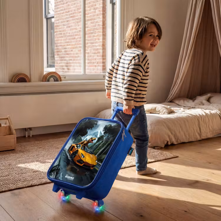T-Rex op oranje sportauto in regenachtig woud Kinderkoffer - Blauw klein -sfeer1