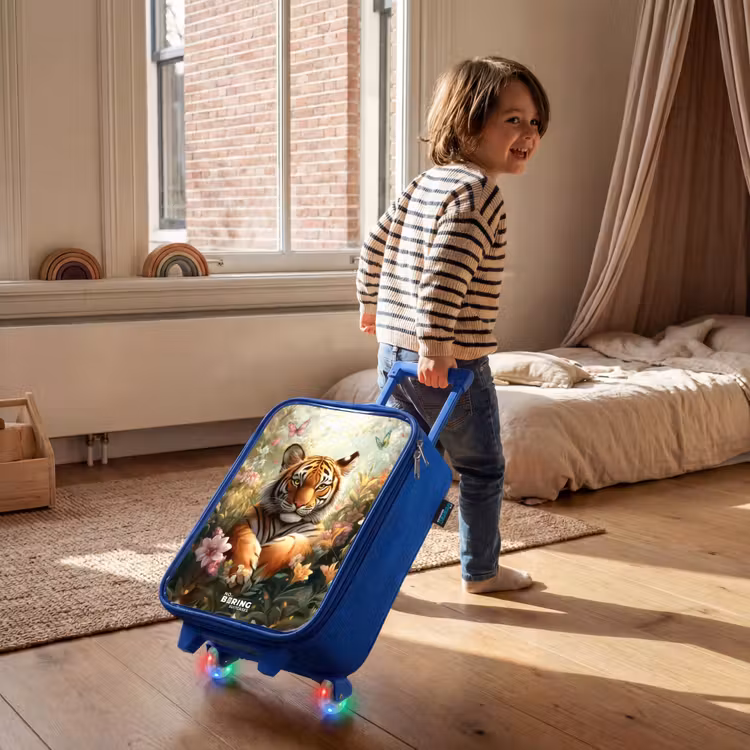 Tijger in bloemenveld met vlinders en zonlicht Kinderkoffer - Blauw klein -sfeer1
